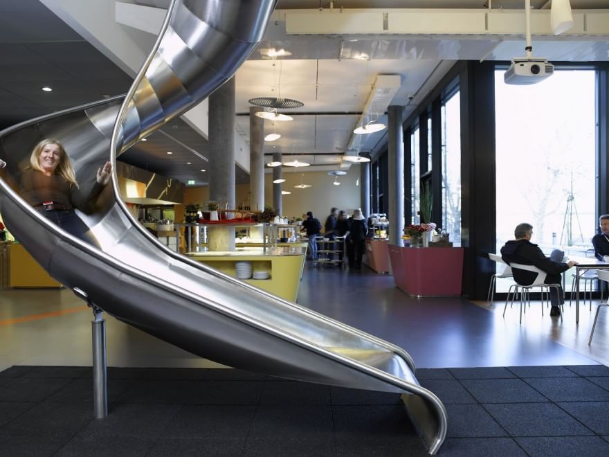 Area relax nell'ufficio di Google a Zurigo [Fonte: Repubblica]